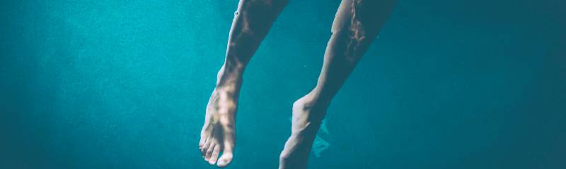 Звуки барахтанья ногами в воде