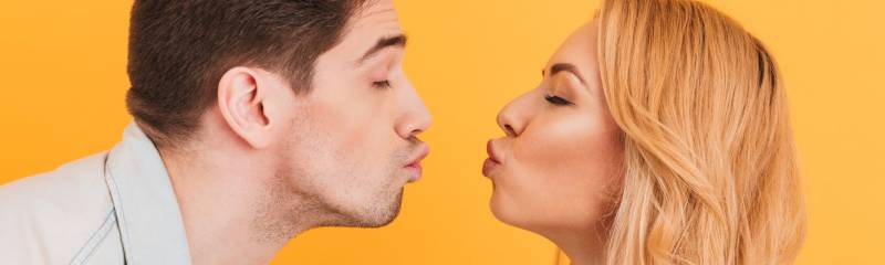 Звуки поцелуя людей: громкие, смачные в губы и щёку
