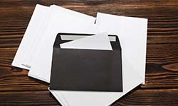 Звуки Бумажного конверта: открытие, вытаскивание письма, смятие